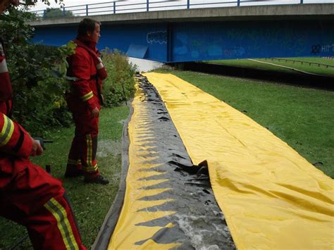 a free-standing water-barrier for flood control，Flood Barriers, Xianghe ...
