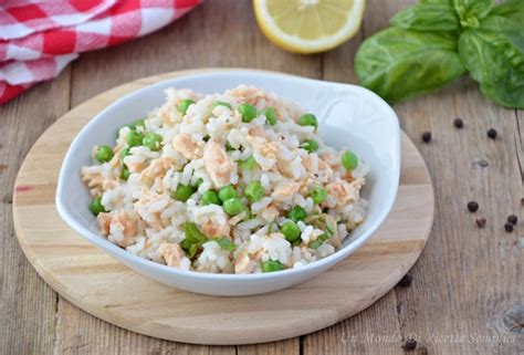 Le diverse varietà di riso richiedono diversi tempi di cottura. Riso al salmone e piselli - Primo piatto freddo