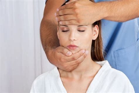 Masseuse Die Massage Geven Aan Naakte Vrouw Stock Foto Image Of