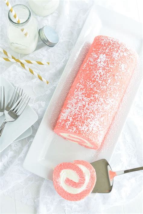 Pink Velvet Swiss Roll 요리법 롤 케이크 스위스 롤 케이크 및 맛있는 디저트