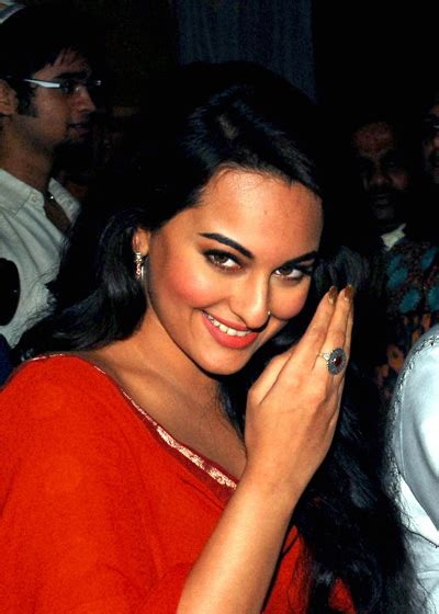 Sonakshi Sinha And Imraan Strike A Pose News In Images Emirates247