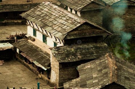Nepalesisches Dorf Traditionelles Nepalesisches Haus Trekking Zum Ann Stockfoto Bild Von Dach