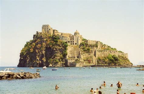 Ischia Italie — Wikipédia