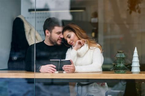 Hermosa Pareja Caucásica Tomar Café En Una Cita Y Divertirse Juntos