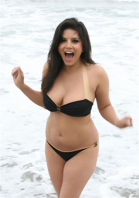 Milky Hot Thighs And Legs Of Indian Celebs Sunny Leone In The Beach Oozing In Black Bikini