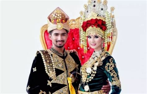 Berikut ini gambar pakaian adat pernikahan masyarakat di daerah kepulauan riau. Jenis Pakaian Adat Aceh dan Aksesorisnya Terlengkap ...