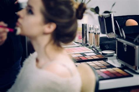 How Beauty Brands Use Bots For Marketing Curso De Maquiagem Profissional Maquiagem Sem Glúten