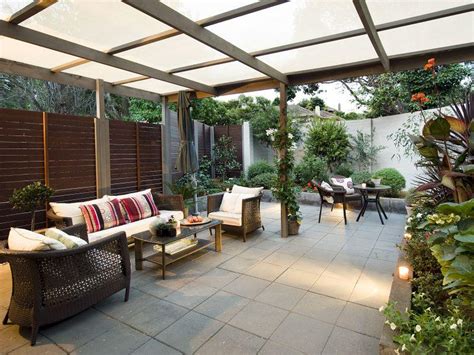 Walled Outdoor Living Design With Pergola And Hedging Using