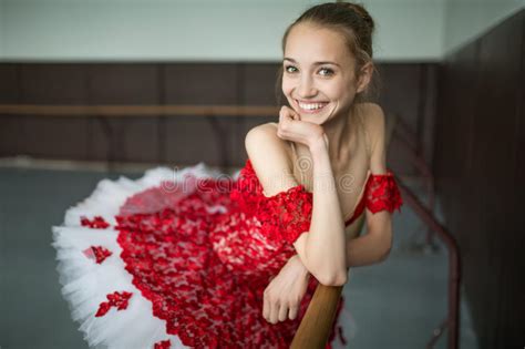 Retrato De Una Bailarina Joven Con Una Sonrisa Hermosa El Modelo Imagen De Archivo Imagen De