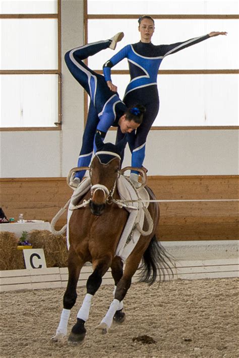 Das voltigieren beschreibt eine sportart, bei der die athleten akrobatische und turnerische übungen auf dem pferd ausführen. Voltigieren