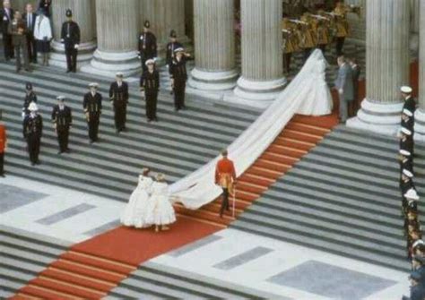 The crown royalists caught a glimpse of princess diana's iconic wedding gown thursday as netflix. Princess Diana Wedding Dress Train - Fashion dresses