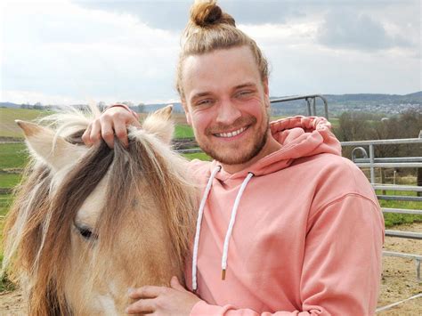 Der sympathische imker und kaffeebauer werner wollte sich neu verlieben, doch nur zwei monate nach den dreharbeiten zu „bauer sucht frau international erreicht rtl über seine söhne die traurige nachricht: 'Bauer sucht Frau' 2021: Kandidat Björn (32) aus Hessen ...