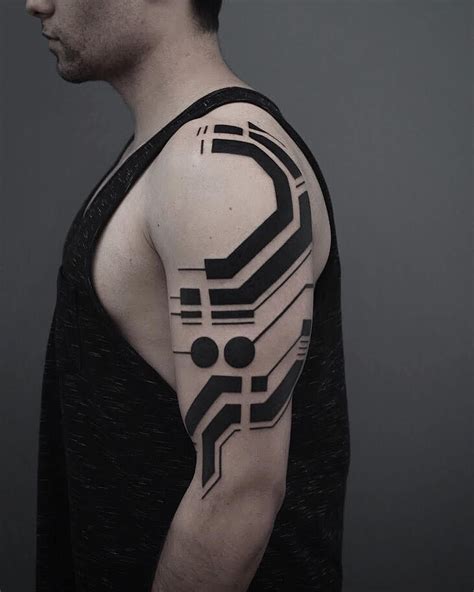 Futuristic Tattoos Of Georgie Williams Tatuaje Cyberpunk Fotos De Tatuajes Tatuajes Chiquitos