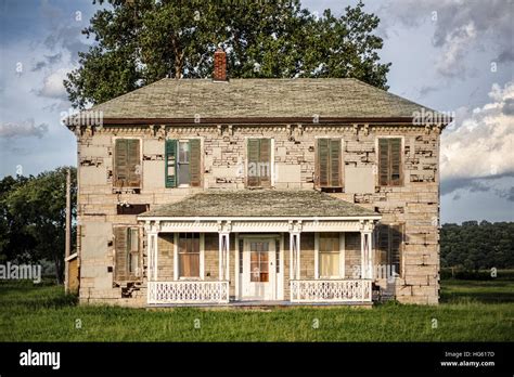 Old Farmhouse Roadside American Midwest Stock Photo Alamy
