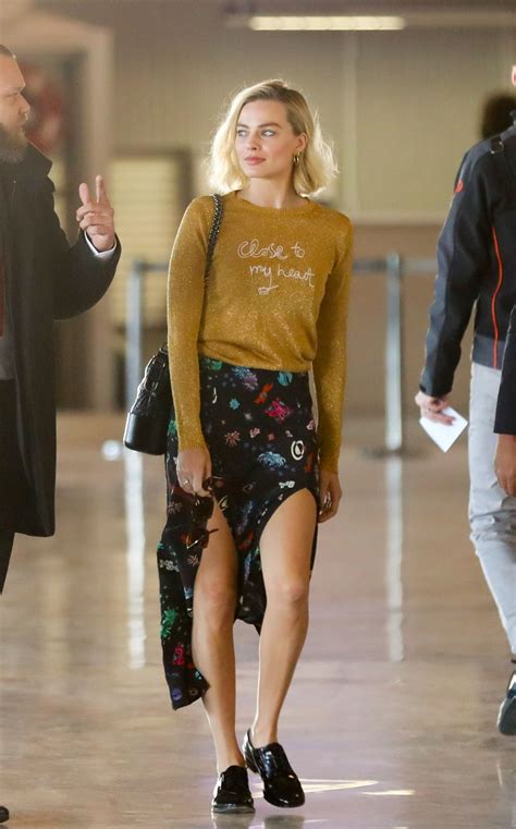 Celebrity Street Style Margot Robbie Fashion