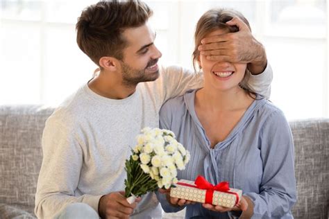 Random Present Ideas For Your Wife Viral Rang Guess Presents Romantic Surprise Serious Fashion
