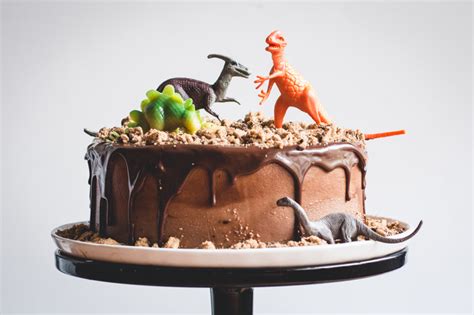 I'm not sure that i can make such good this chocolate chips ahoy dinosaur cake (above & top) at butterlust is deceptively gorgeous—it looks like it would take forever to make! Easiest dinosaur birthday party cakes and cupcakes.