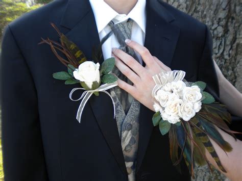 Prom is a night that both guys and girls look forward to for many years. Designer Flair Boutique : Prom Corsage Boutonniere Set ...