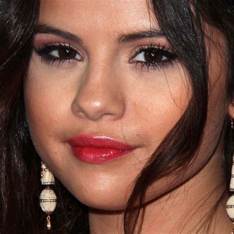 Selena Gomez Makeup Bronze Eyeshadow And Pink Lip Gloss Steal Her Style