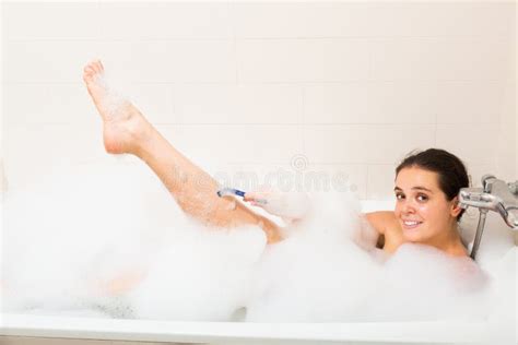 Fille Dans La Mousse à La Baignoire Image stock Image du lavage