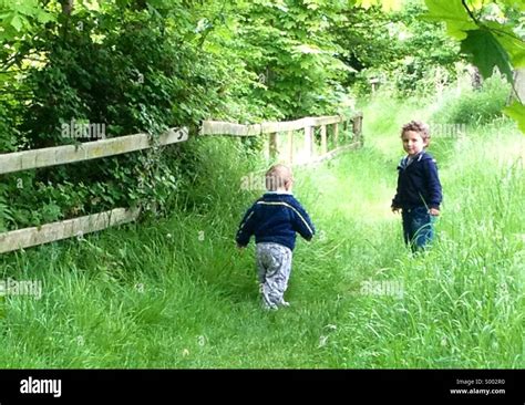 Dos Hermanos Caminando Fotografías E Imágenes De Alta Resolución Alamy