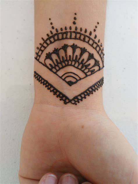 Simple Wrist Tattoo Wrist Henna Henna Tattoo Hand Henna Tattoo Designs