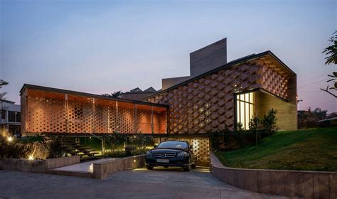 Biomimicry informs the solar sensor-based façade of this intelligent, adaptable family home ...