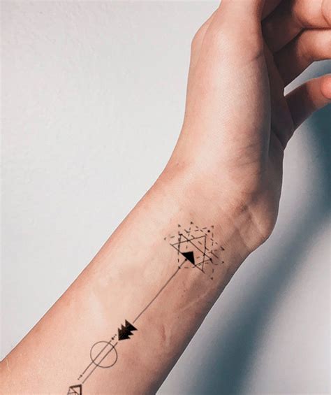 Tatuaje Temporal Flechas Geométricas Feel Tattoo