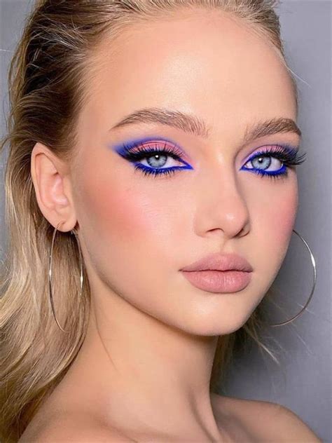 Makeup Blue Eyeshadow And Blue Eyeliner Easily Creates Sexy And
