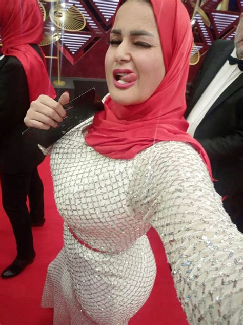 سما المصرى تفاجئ الجمهور وتظهر بالحجاب على السجادة الحمراء فى افتتاح مهرجان القاهرة السينمائي