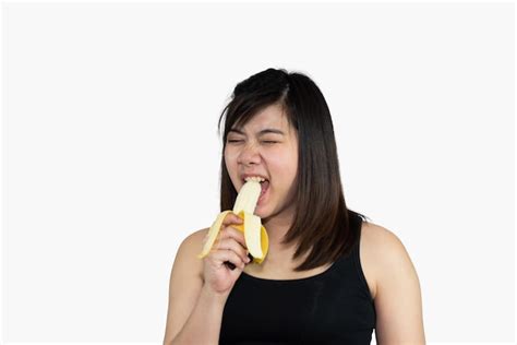 Беременная женщина держится за живот и ест банан для здоровья изолированные на белом фоне семья
