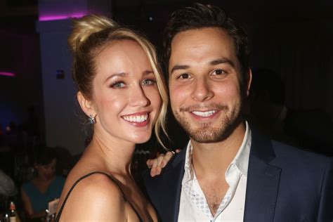 anna camp officially files for divorce from skylar astin