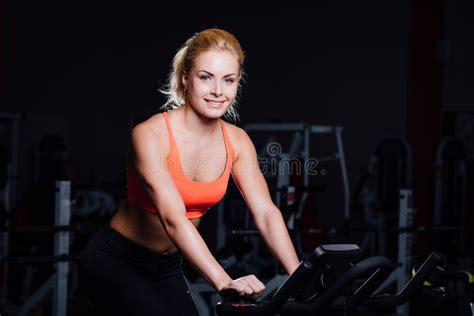 La Jeune Femme De Forme Physique Démontrent Des Exercices De Croisement