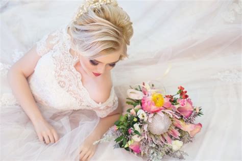 Lalu, bagaimana dengan gaun pengantin? 5 Gaun Pengantin Artis Indonesia yang Cantik dan Menawan ...