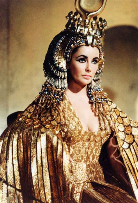 elizabeth taylor as cleopatra in the 1963 epic drama film io donna