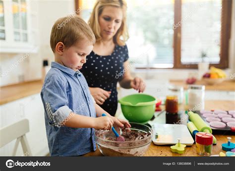Niño Lindo Inteligente Ayudar A Madre En Cocina — Foto De Stock