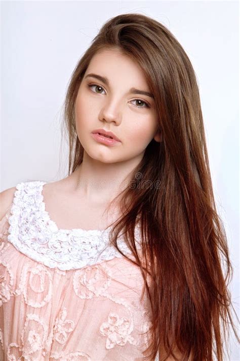 Une Belle Fille âgée De 13 Ans Photo Stock Image Du Cheveu Beau