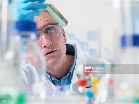 Cirrosi biliare primitiva epatite autoimmune colangite sclerosante primitiva esist. Foto stock : Scientist viewing chemical experiment in ...