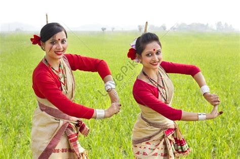 Portrait Of Women Performing Bihu Dance Picture And HD Photos Free