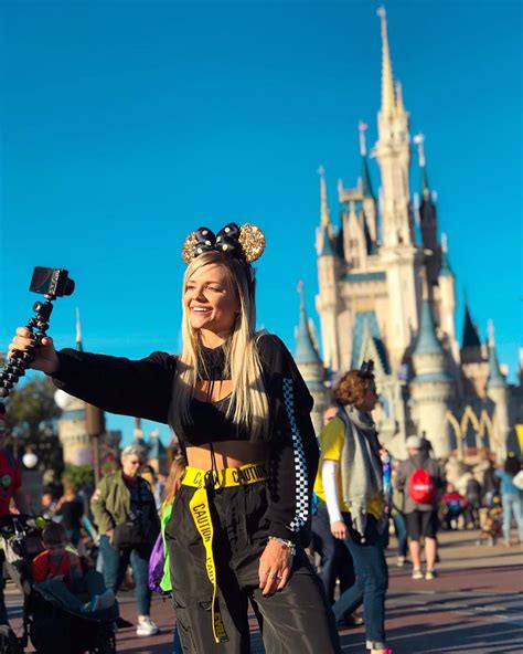 A Imagem Pode Conter Pessoa Em P E Atividades Ao Ar Livre Disney Parque Youtubers Bio