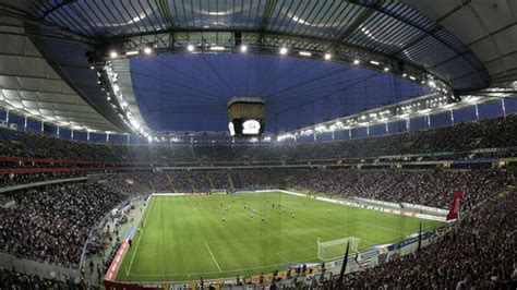 De belangrijkste gebruiker van het stadion is het voetbalteam eintracht frankfurt, dat het stadion sinds 1963 als thuisbasis gebruikt. Fans - HerthaBSC.de