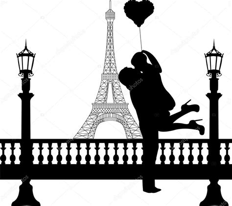 Pareja enamorada del globo del corazón frente a la torre Eiffel en la