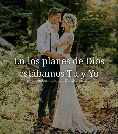 A Man And Woman Standing Next To Each Other In The Woods With Text That Reads En Los Planes De