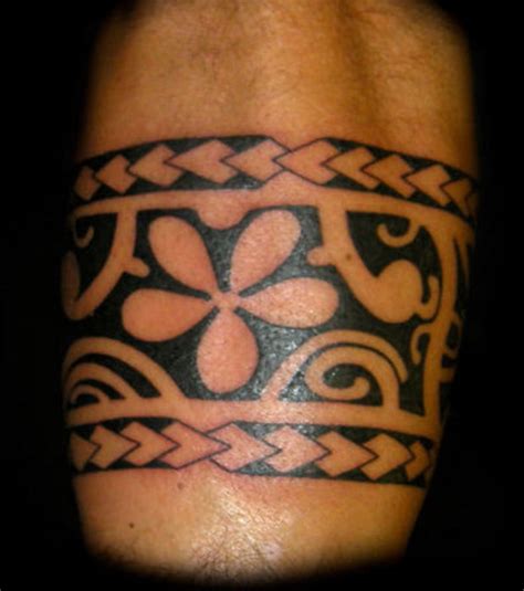 Quel est le tatouage d'un bracelet en fleur de pivoine ? Tatouage polynésien avant bras bracelet - Modèles et Exemples