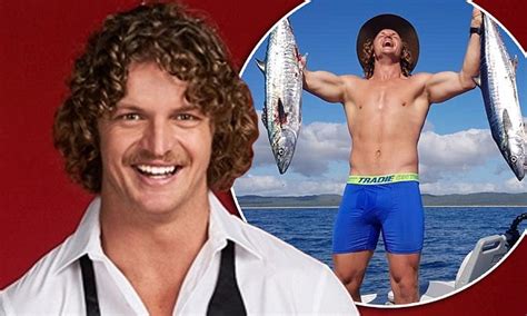 The Bachelor S Nick Cummins Refused To Take His Clothes Off On Set Daily Mail Online