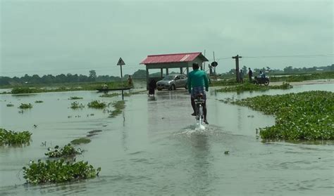 Assam Floods Houses Submerged People Forced To Live On Roads In Morigaon India Today