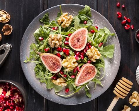 Vista Superior De La Ensalada De Higos De Oto O En Un Plato Con Nueces