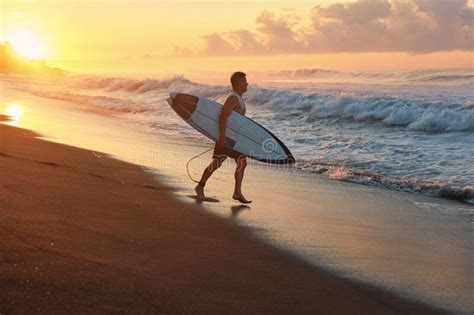 Surfista Un Hombre Surfista Con Tabla De Surf Blanca Que Va A Surfear