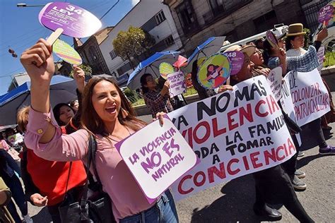 Bolivianas Alzan La Voz En Contra De La Violencia Y Los Feminicidios