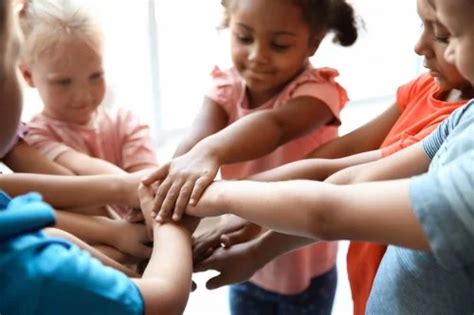 Cómo enseñar a los niños a ser solidarios Logos Nursery School